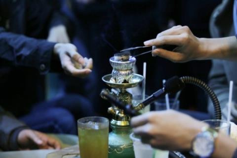 Phan cam canh hut shisha mit mu tren pho co Ha Noi-Hinh-7