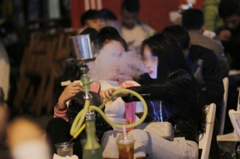 Phan cam canh hut shisha mit mu tren pho co Ha Noi-Hinh-2