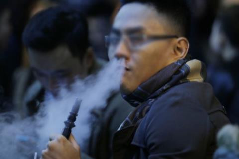 Phan cam canh hut shisha mit mu tren pho co Ha Noi