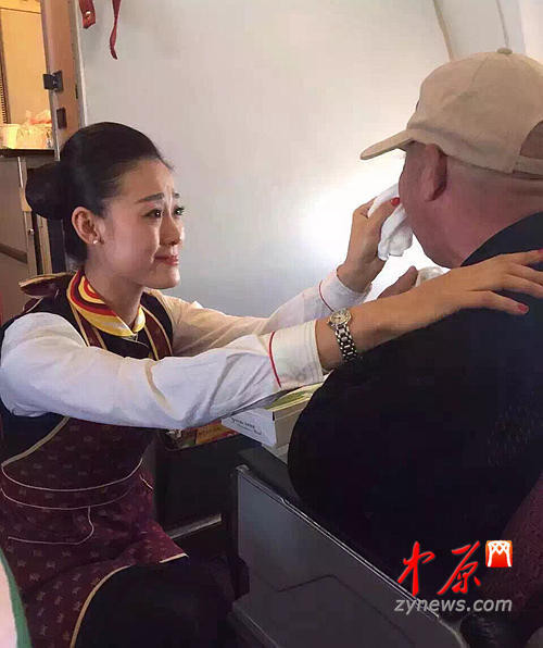 Cô còn ân cần lau nước mắt cho ông cụ.