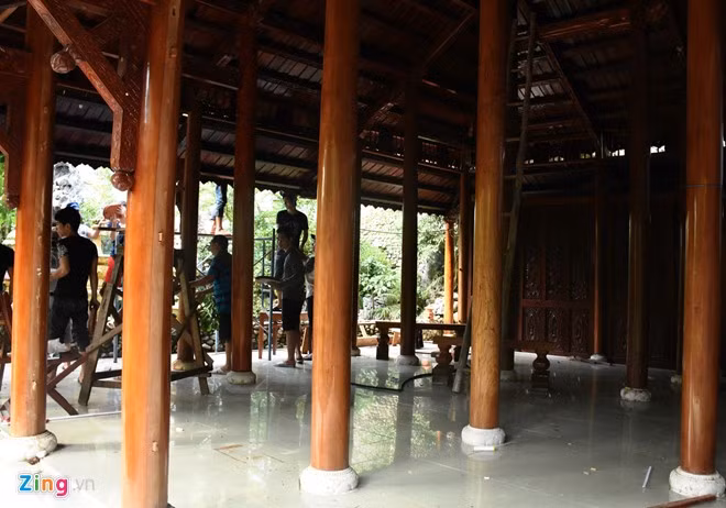 Tuy nhiên, nhiều người dân nói, vì biệt thự trăm tỷ này xây dựng không có giấy phép nên ông Quang phải tháo dỡ để đảm bảo sự nghiêm minh của pháp luật.