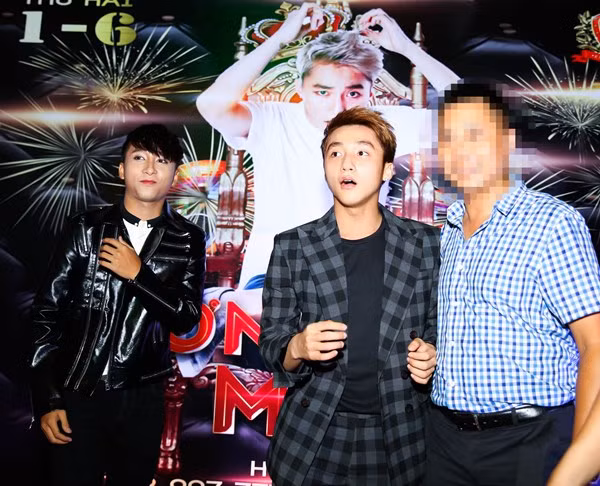 Trong tháng 4, Sơn Tùng M-TP cũng từng gặp phải sự cố về âm nhạc khi tham gia một chương trình truyền hình trực tiếp. Sau vài phút bối rối, nam ca sỹ đã nhanh chóng biến tình huống xấu thành một màn khuấy động không khí rất hiệu quả. Tuy nhiên, sự cố bất ngờ nhất khiến Sơn Tùng khó xử trong năm nay phải kể đến việc anh "chạm trán" bản sao của mình - Võ Viễn Thiện tại một quán bar ở Sài Gòn. Vì không biết trước nên Sơn Tùng có phần hoảng hốt và nhanh chóng rời đi ngay sau khi chạm mặt. Việc làm này cũng gây nhiều tranh cãi về tính chuyên nghiệp của một ngôi sao trẻ "hot" nhất nhì làng giả trí Việt như Sơn Tùng.