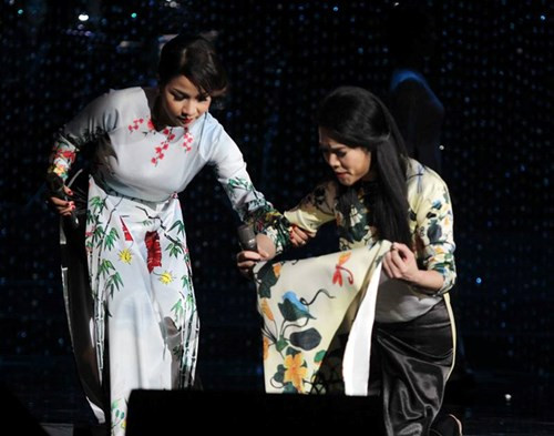 Dù tình huống khiến giọng ca Đêm nằm mơ phơ gặp chút bối rối nhưng sau đó cô đã xử lý khéo léo và giữ bình tĩnh để tiếp tục thể hiện ca khúc của mình dù phải quỳ gối trước khi được Mỹ Linh đỡ đứng lên.