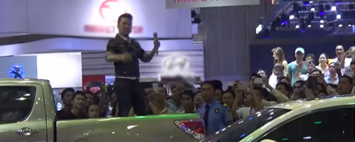 “Ông hoàng nhạc Việt” Mr Đàm cũng gặp phải sự cố âm thanh khi biểu diễn tại Vietnam Motor Show 2015. Màn trình diễn của giọng ca gốc Quảng Nam đã bị ngắt quãng giữa chừng khi đang ở đoạn cao trào, khiến fan hụt hẫng.