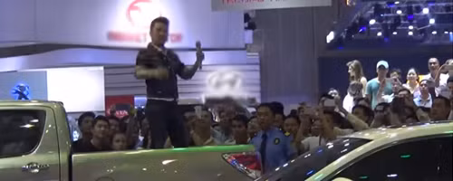 “Ông hoàng nhạc Việt” Mr Đàm cũng gặp phải sự cố âm thanh khi biểu diễn tại Vietnam Motor Show 2015. Màn trình diễn của giọng ca gốc Quảng Nam đã bị ngắt quãng giữa chừng khi đang ở đoạn cao trào, khiến fan hụt hẫng.