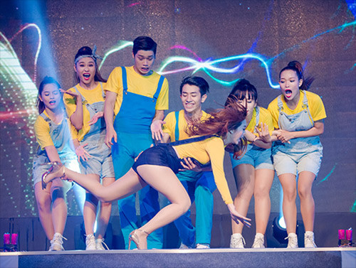 Minh Hằng đã bị “vồ ếch” trong một chương trình ca nhạc vì đôi giày cao gót "phản chủ". Tình huống bất ngờ này khiến các vũ công luống cuống và khán giả hốt hoảng.