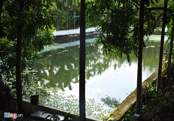 Theo quan sát của phóng viên, bên trong khu biệt thự như một cung điện với nhiều hạng mục kiên cố và hiện đại. Chủ nhân còn xây hồ cá rộng hơn 100 m2, xung quanh hồ là những lối đi riêng, có bàn ghế để thư giãn và câu cá.