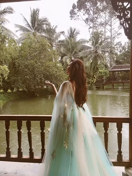 Trong lần tạo hình này, người đẹp Midu mặc một chiếc váy màu xanh nhẹ nhàng, để lộ vai trần mỏng manh và vòng 1 gợi cảm khó rời mắt.