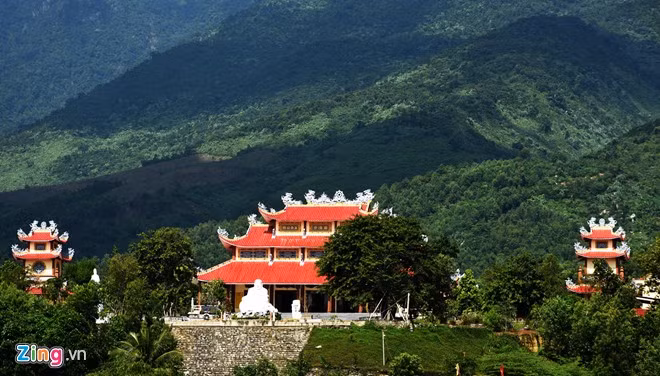 Toàn cảnh biệt phủ dưới chân núi.