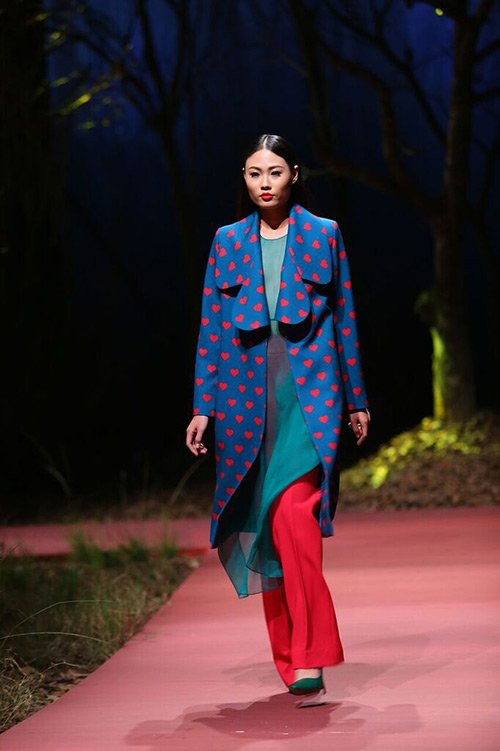 Angela Phuong Trinh lai khien khan gia soc nang-Hinh-7