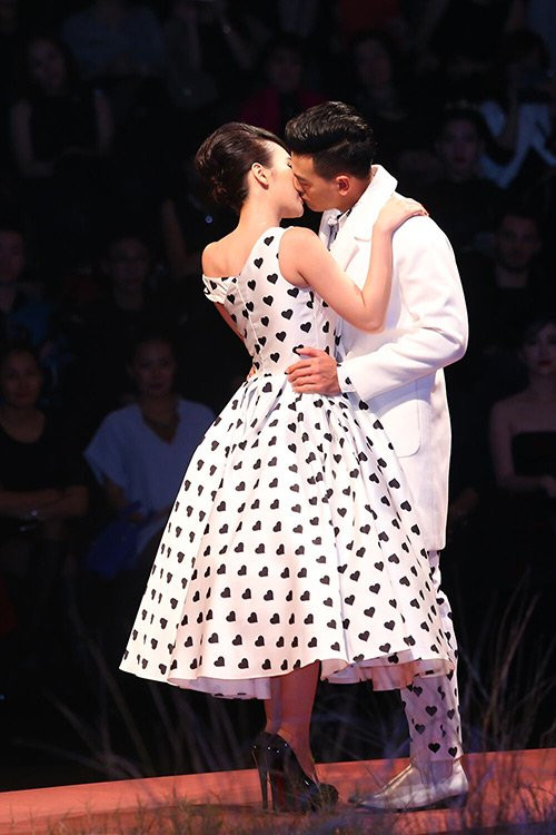 Angela Phuong Trinh lai khien khan gia soc nang-Hinh-2