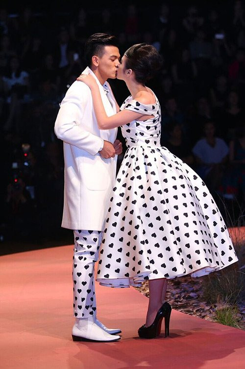 Angela Phuong Trinh lai khien khan gia soc nang