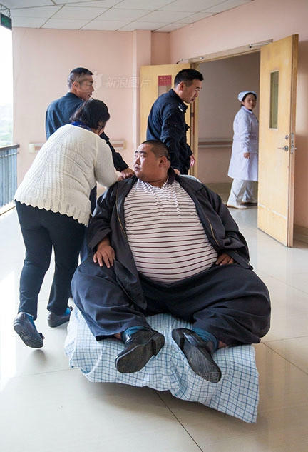 Phát sợ với anh chàng nặng gần 3 tạ mỗi bữa ăn cả chậu cơm.