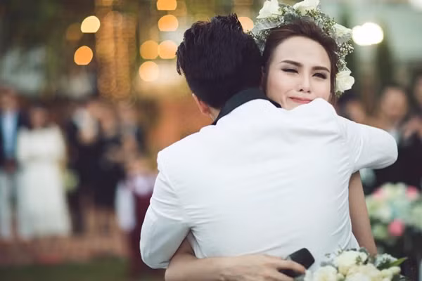 Diễm Hương từng chia sẻ, để đến được với cô, Thời gian này, Quang Huy đã bị chồng cũ của cô tìm mọi cách ngăn cản, bị uy hiếp về tinh thần, vũ lực khá nhiều lần. "Nhìn anh phải đối đầu với những điều khủng khiếp ấy, có lúc tôi muốn dừng lại, muốn anh hãy rời xa tôi nhưng anh trấn an rằng sẽ luôn ở bên và bảo vệ tôi” – Diễm Hương chia sẻ. Sau những sóng gió trong chuyện tình cảm, Diễm Hương đã mang thai với Quang Huy và sinh ra một bé trai kháu khỉnh tại Mỹ.