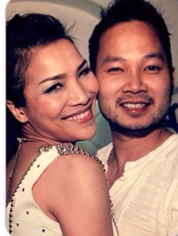 Được biết, Thomas Tâm sinh năm 1978, cùng tuổi với Hồng Ngọc. Anh là một doanh nhân hoạt động trong lĩnh vực nghệ thuật. Không chỉ là người chồng tâm lý, anh còn đảm nhận vai trò quản lý để giúp đỡ vợ phát triển sự nghiệp ca hát tại hải ngoại.