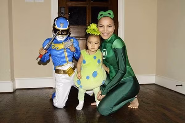 Trải qua hơn 8 năm sống bên nhau, tổ ấm của "Mắt nai" tràn ngập tiếng cười với hai con: một trai, một gái. "Hoàng tử nhỏ" Chấn Hưng là trái ngọt đầu tiên của cặp đôi. Cậu bé 8 tuổi, đang học lớp 2. Còn "tiểu công chúa" đáng yêu Hồng Ân năm nay gần 3 tuổi.