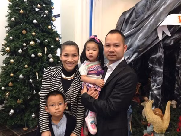 Mới đây, Hồng Ngọc tiếp tục sinh thêm bé thứ 3. Ca sĩ Mỹ Tâm cũng mới có chuyến lưu diễn tại Mỹ đã đến thăm gia đình nhỏ của Hồng Ngọc. “Gia đình chồng tôi sống rất cổ hủ và đạo nghĩa, còn nghệ sĩ như tôi thì thoáng hơn. Từ khi tôi về nhà chồng đến giờ, nhà chồng tôi có đôi chút thoáng hơn, còn tôi thì sống đạo nghĩa hơn". - Hồng Ngọc từng chia sẻ.