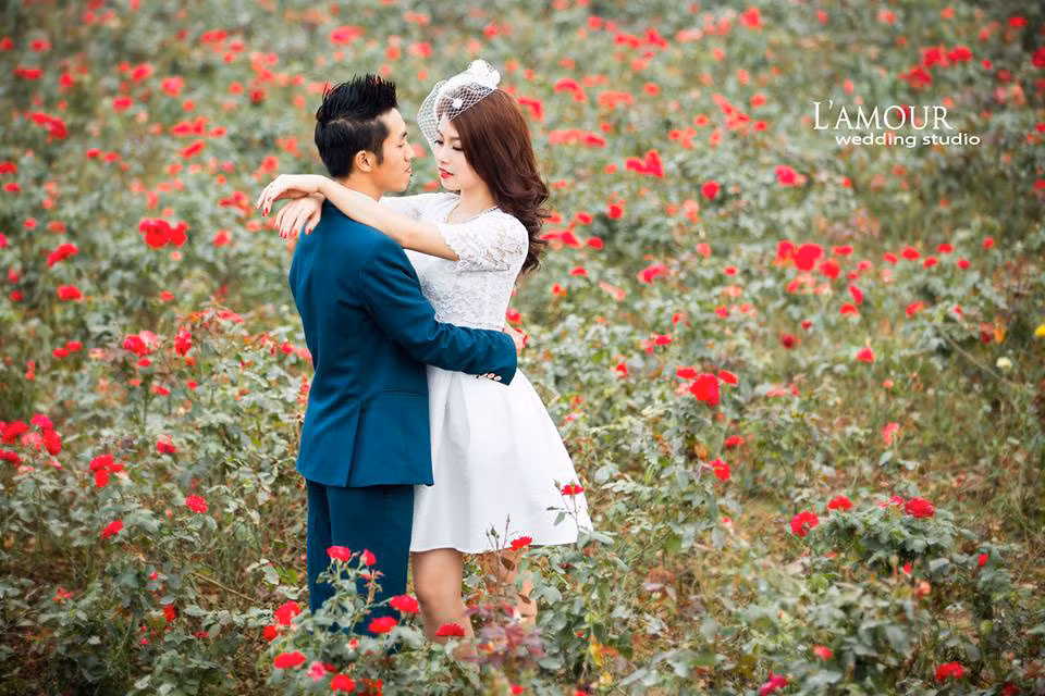 Trước phản ứng của một bộ phận dân mạng, cặp đôi trẻ tuổi cũng đã lên tiếng giải thích thêm về ý tưởng của bộ ảnh cưới và thiết tha mong muốn mọi người nên có cái nhìn khác và không suy diễn để mọi chuyện đi quá xa. Cụ thể, cặp đôi khẳng định họ nhập vai quản giáo, tù nhân nhưng không hề có cảnh ân ái, gần gũi, thể hiện tình cảm nên không cho rằng họ đã làm ảnh hưởng xấu tới hình ảnh của nghề công an.