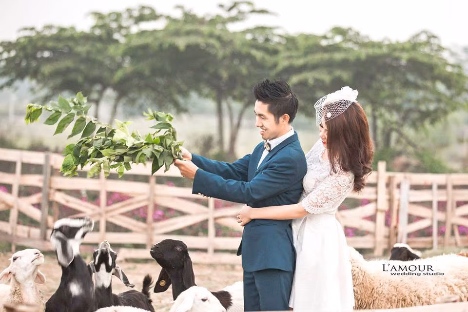 Chú rể Thiên Dương chia sẻ bản thân anh vốn là người yêu thích sự phá cách, ý tưởng của bộ ảnh cưới được cả anh và vợ đều đồng tình và ý nghĩa của nó cũng chỉ nằm trong khuôn khổ gia đình.