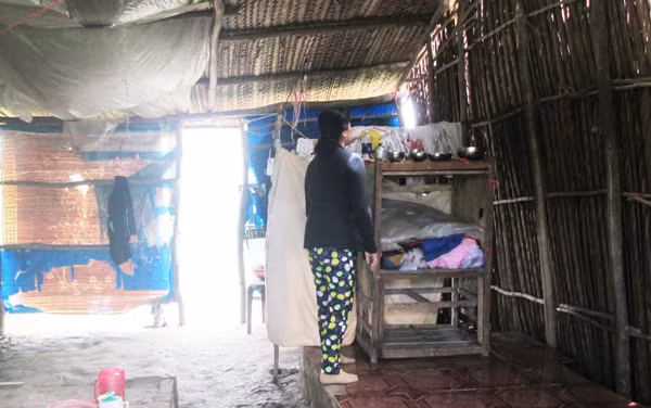 Bàn thờ ông Sơn không người lo hương khói.