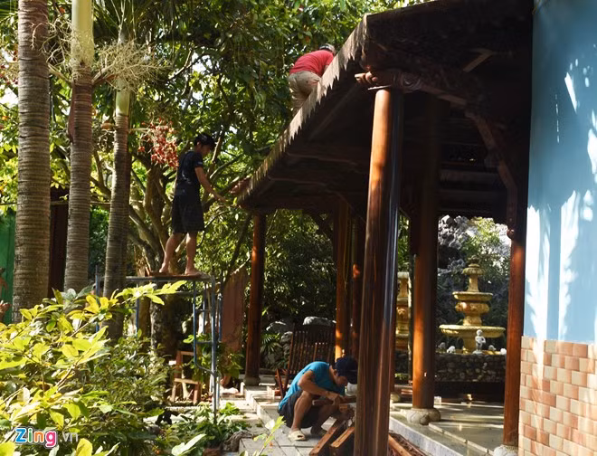 Vị đại gia này cũng phân trần, do thời điểm giáp Tết nên ông rất khó thuê công nhân. "Hiện có khoảng 50 công nhân, nếu đập bỏ hết thì cũng phải mất gần 1 năm. Còn tháo dỡ để lấy đồ đạc và tài sản bên trong thì cũng mất khoảng 5 đến 6 tháng. Tôi xin chính quyền cho thêm thời gian để gia đình chuyển tài sản về", ông Quang kiến nghị.