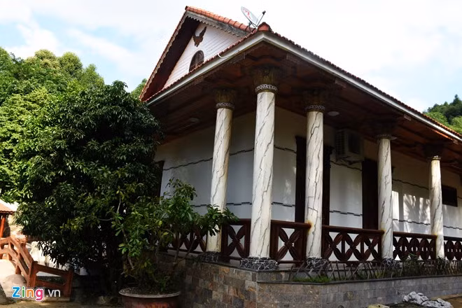 Trao đổi với phóng viên, ông Đàm Quang Hưng - Phó Chủ tịch UBND quận Liên Chiểu cho biết, các cơ quan chức năng sẽ giám sát việc tháo dỡ khu biệt thự này. Liên quan đến đề xuất của ông Quang, vị lãnh đạo này cho biết: "Nếu không kịp tháo dỡ trong thời hạn 50 ngày, ông ấy phải có đơn gửi lên UBND quận để lãnh đạo xem xét".