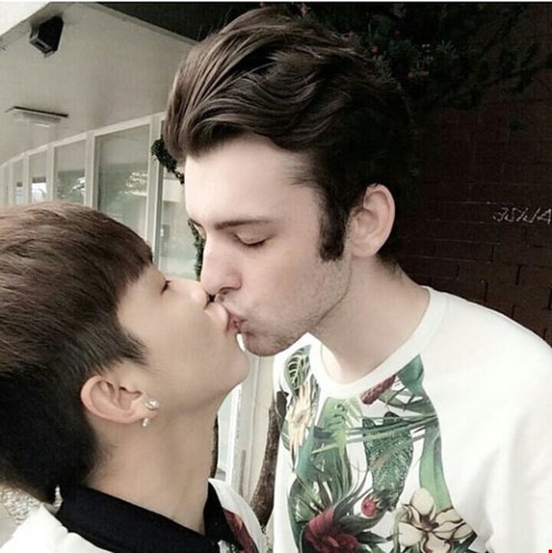 Trước đó, Tuấn Cường và Tyler Grasser đến với nhau trong sự đồng thuận, ủng hộ của gia đình và đông đảo bạn bè. Tưởng chừng cặp đôi này sẽ rất hạnh phúc, trở thành thần tượng, nguồn cảm hứng khiến nhiều bạn trẻ đồng tính khác tin vào một tương lai hạnh phúc, tươi sáng của chính mình sau này... thì họ lại chia tay bất ngờ và có cách hành xử khá "phũ phàng". Lý do vì sao?