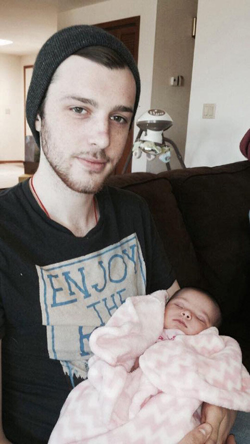 Cách đây chưa lâu, Tuấn Cường và Tyler Grasser đã chính thức kết hôn. Họ còn nhận nuôi một bé trai kháu khỉnh để có thêm tình yêu thương, sự gắn kết... thông tin này từng gây xôn xao cả trong và ngoài cộng đồng LGBT Việt. Tuy nhiên, vài ngày gần đây, các bạn trẻ lại đang loan truyền tin cặp đôi đồng tính Việt - Mỹ này đã chia tay, đường ai nấy đi.