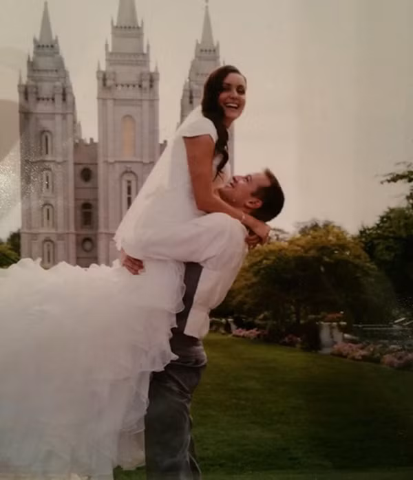 Chiếc áo của chú rể khiến người xem được phen hết hồn.