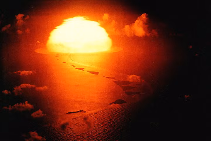 Chiến dịch thử bom Greenhouse diễn ra vào mùa xuân năm 1951, với 4 vụ nổ ở Thái Bình Dương. Trong ảnh là vụ nổ hạt nhân thứ 3 và là vụ nổ nhiệt hạch đầu tiên.