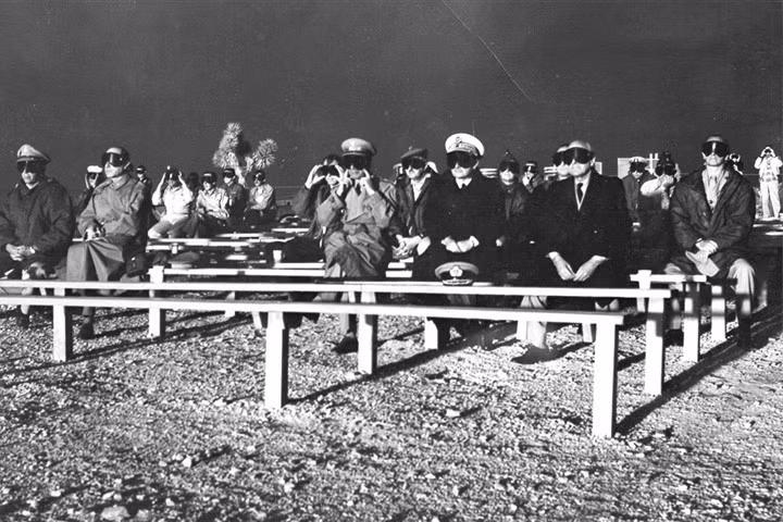 Các quan sát viên NATO theo dõi vụ nổ trong cuộc thử nghiệm Plumbbob Boltzmann vào tháng 5/1957.