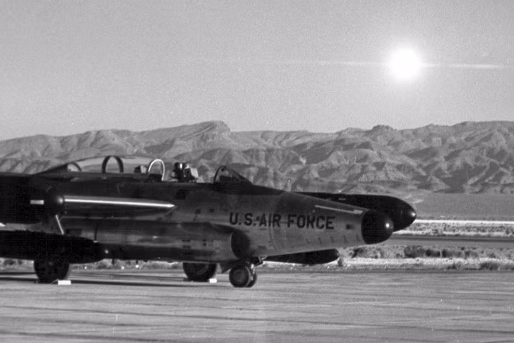 Ánh sáng lòa từ vụ nổ quả rocket hạt nhân không đối không ngay giữa ngày nắng ở vùng trời phía đông nước Mỹ. Chiếc máy bay này (tại căn cứ Indian Springs) cách điểm nổ khoảng 48km.