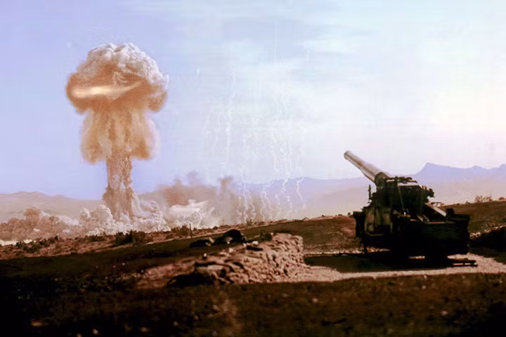 Trong ảnh là vụ thử hạt nhân bằng cách dùng pháo bắn quả đạn hạt nhân 280mm vào sa mạc (Mỹ) cách đó 9,6km. Đạn nổ ở trên không, với năng lượng giải phóng là 15 kiloton.