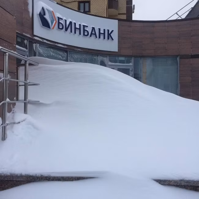 Cánh cửa một văn phòng hoàn toàn bị bao phủ bởi tuyết