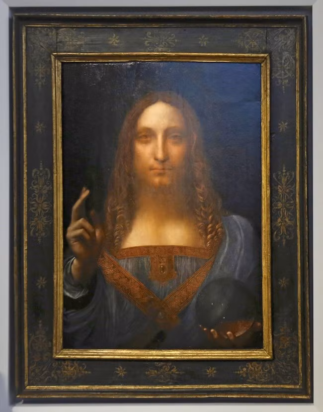 8. Điều gì “vô lý” trong bức họa này Danh họa người Ý Leonardo Da Vinci đã thực hiện bức “Salvator Mundi - người giải cứu thế giới” khoảng năm 1500. Các chuyên gia hội họa từ lâu đã chỉ ra một chi tiết khác thường trong bức họa này. Bức tranh khắc họa chân dung Chúa cứu thế với phong cách hội họa Phục hưng, trong tay ngài đang cầm một quả cầu thủy tinh, nhưng các chuyên gia hội họa đã chỉ ra rằng quả cầu thủy tinh trong tay Chúa dường như hoàn toàn trong suốt, trong khi thực tế, ánh sáng sẽ bị bẻ ngoặt hướng đi.