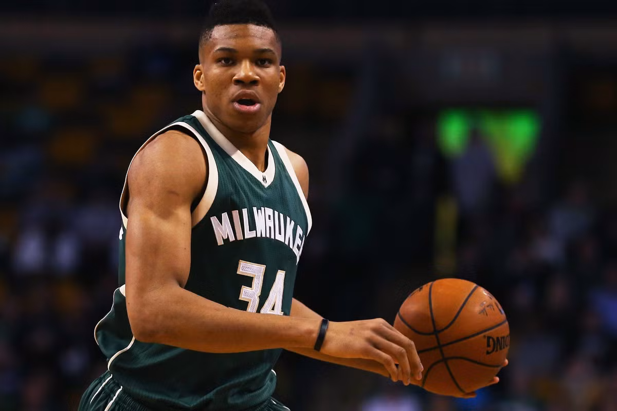 "Gã khổng lồ Hy Lạp" cao 2,11 m là cầu thủ tiêu biểu cho thế hệ siêu sao mới trỗi dậy tại NBA (giải đấu bóng rổ chuyên nghiệp khu vực Bắc Mỹ). Dưới thời của HLV Jason Kidd tại Milwaukee Bucks, Antetokounmpo trở thành cầu thủ đầu tiên trong lịch sử NBA kết thúc mùa giải 2016-2017 nằm trong top 20 ghi điểm, bắt bóng bật bảng, hỗ trợ, cướp bóng và chặn bóng. Tuổi thơ lăn lộn kiếm sống bằng việc bán các vật phẩm lưu niệm cho du khách trên đường phố Athens (Hy Lạp) thôi thúc nam VĐV thường xuyên làm từ thiện. Anh tài trợ học bổng cho một sinh viên ở Hy Lạp và ấp ủ dự định xây dựng nhiều trường học. Dua Lipa (22 tuổi, ca sĩ)