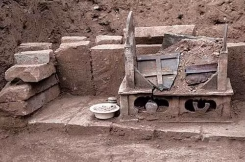 Hộp gốm chứa hài cốt được tin là của Đức Phật. Ảnh: Ancient Origins