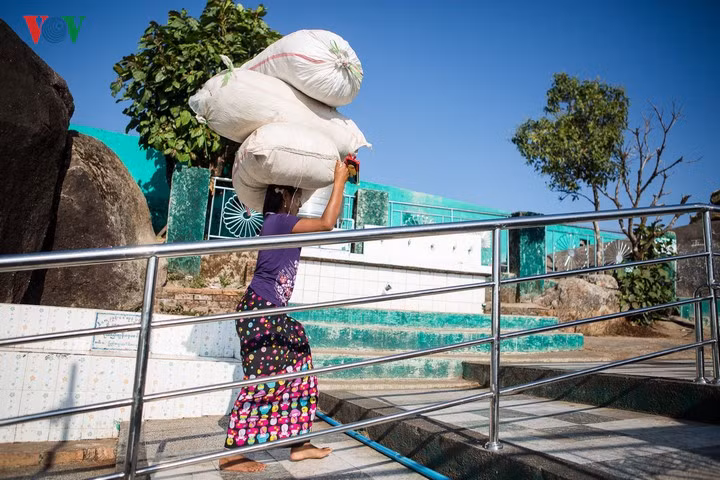 Đường vào các chùa ở Myanmar, người dân và du khách phải đi chân đất. Người dân ở đây thường dùng sức người để vận chuyển hàng hóa đi khắp nơi.