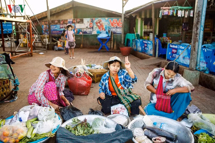 Những phụ nữ bán cá ngoài đường.