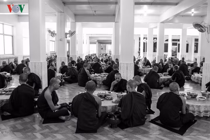 Sư sãi ở Myanmar đông hơn cả quân đội, dù Myanmar nằm trong top 10 nước đông quân nhân nhất. Thiền viện Kyat Kha Wine là nơi dạy kỹ năng sống cho trẻ em, là nơi nam thanh niên phải vào tu học trước khi trưởng thành.