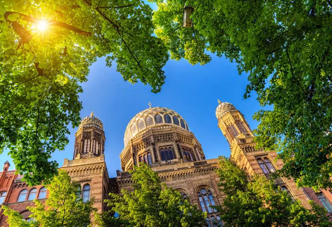 Giáo đường Do Thái Neue Synagogue, Đức: Được xây dựng vào năm 1866, công trình có kiến trúc theo trường phái Phục hưng Ma-rốc, xu hướng kiến trúc đạt đỉnh cao sau giữa thế kỷ 19.