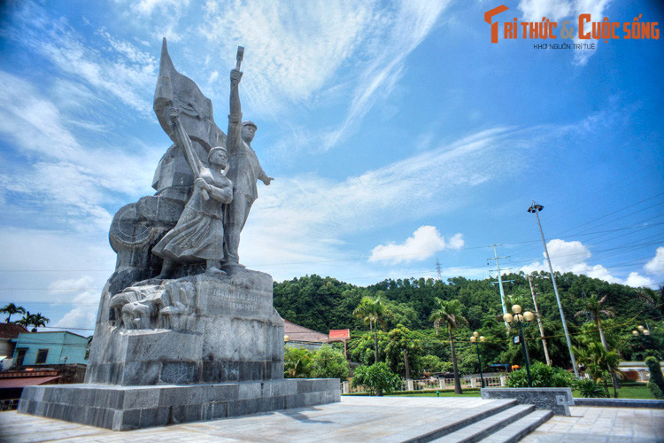 Đến năm 1927, Toàn quyền Đông Dương ra nghị định hợp nhất thị xã Vinh, thị xã Bến Thủy (thành lập năm 1914) và thị xã Trường Thi (thành lập năm 1917) thành thành phố Vinh - Bến Thủy. Nghị định này đã xác lập ranh giới thành phố Vinh hiện đại. Ảnh: Tượng đài Công nông Xô-viết Trường Thi ở Ngã ba Bến Thủy, Vinh.