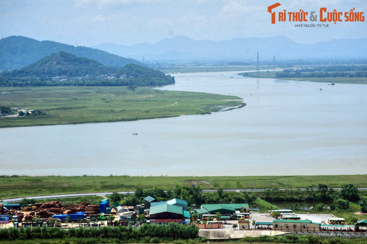Ngày 20/10/1898, vua Thành Thái ra đạo dụ thành lập thị xã Vinh, được Toàn quyền Đông Dương chuẩn y một năm sau đó. Kể từ thời điểm này, một đô thị tên là “Vinh” chính thức xuất hiện trên bản đồ hành chính Việt Nam. Ảnh: Sông Lam nhìn từ núi Quyết.