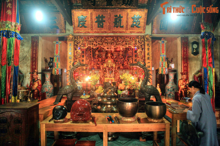 Vì Tòa Công sứ Pháp đóng ở địa phận thôn Yên Vinh nên về sau tên gọi Vinh dần dần thay thế cho tên gọi cũ là Vĩnh (hay Vịnh, theo cách phát âm ở xứ Nghệ). Ảnh: Chùa Cần Linh (chùa Sư Nữ) ở Vinh.