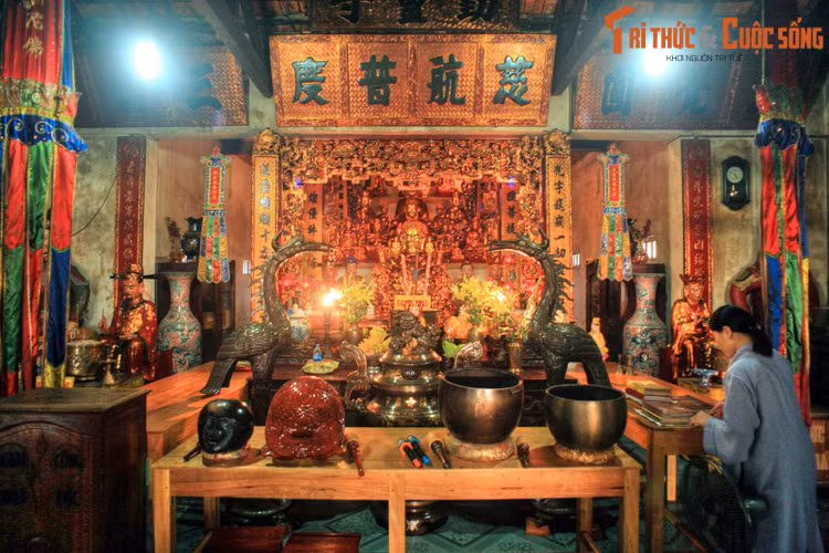 Vì Tòa Công sứ Pháp đóng ở địa phận thôn Yên Vinh nên về sau tên gọi Vinh dần dần thay thế cho tên gọi cũ là Vĩnh (hay Vịnh, theo cách phát âm ở xứ Nghệ). Ảnh: Chùa Cần Linh (chùa Sư Nữ) ở Vinh.