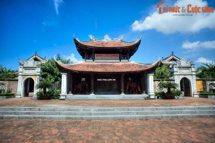 Từ các các địa danh kể trên, theo thời gian, người dân rút gọn lại còn một từ, tạo thành tên gọi“Vinh” hay "Vĩnh” cho toàn khu vực. Ảnh: Đền thờ hoàng đế Quang Trung ở núi Quyết, thành phố Vinh.