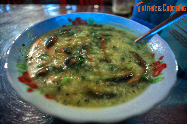 Ngày nay, thành phố Vinh thu hút du khách gần xa nhờ các địa điểm tham quan đặc sắc như đền thờ hoàng đế Quang Trung trên núi Quyết, Quảng trường Hồ Chí Minh, du thuyển sông Lam... cùng các đặc sản nổi tiếng như lươn, kẹo cu đơ... Ảnh: Cháo lươn ở Vinh.