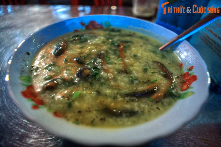 Ngày nay, thành phố Vinh thu hút du khách gần xa nhờ các địa điểm tham quan đặc sắc như đền thờ hoàng đế Quang Trung trên núi Quyết, Quảng trường Hồ Chí Minh, du thuyển sông Lam... cùng các đặc sản nổi tiếng như lươn, kẹo cu đơ... Ảnh: Cháo lươn ở Vinh.