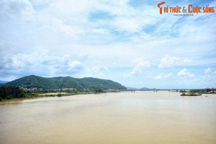 Theo các nhà nghiên cứu lịch sử, thuở xa xưa, thành phố Vinh thuộc vùng đất nằm ở bờ Bắc, gần hạ nguồn sông Lam, được dân gian gọi là Kẻ Vang hoặc Kẻ Vịnh. Vào thời hậu Lê, nơi đây được gọi là trấn Vinh Doanh, có thôn Vĩnh Yên, Yên Vinh, và chợ Vĩnh. Ảnh: Sông Lam ở Vinh.