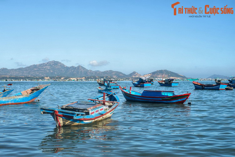 Các vịnh biển nổi tiếng khác của Khánh Hòa là vịnh Vân Phong, vịnh Cam Ranh và vịnh Nha Phu. Các khu nghỉ dưỡng lớn đã và đang hình thành bên các bờ vịnh này để phục vụ nhu cầu ngày càng tăng từ du khách quốc tế. Ảnh: Khung cảnh ở vịnh Cam Ranh.